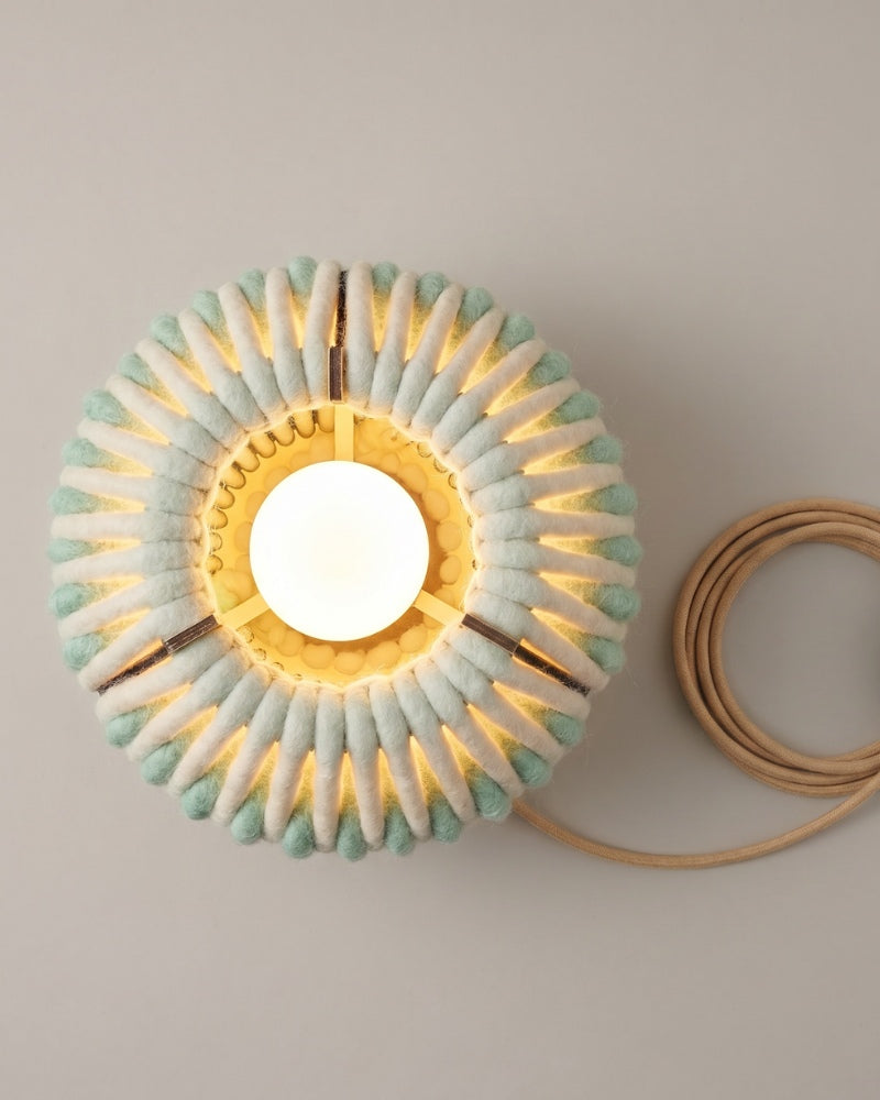 Vue de dessus de la lampe Nukumori : couronne de laine autour de l'ampoule