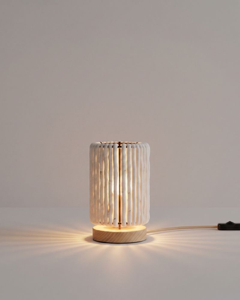 Lampe cylindre Nukumori allumée : la lumière filtre à travers la laine