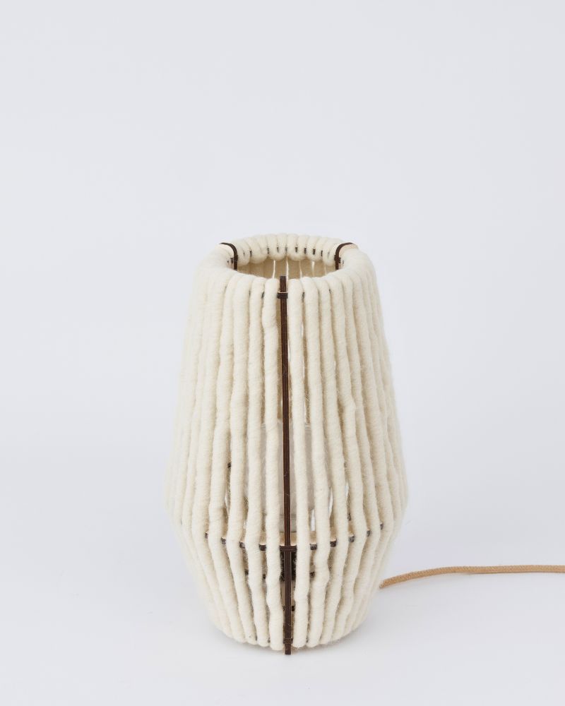 Lampe de table conique Nukumori en laine blanche, éteinte, sur fond clair