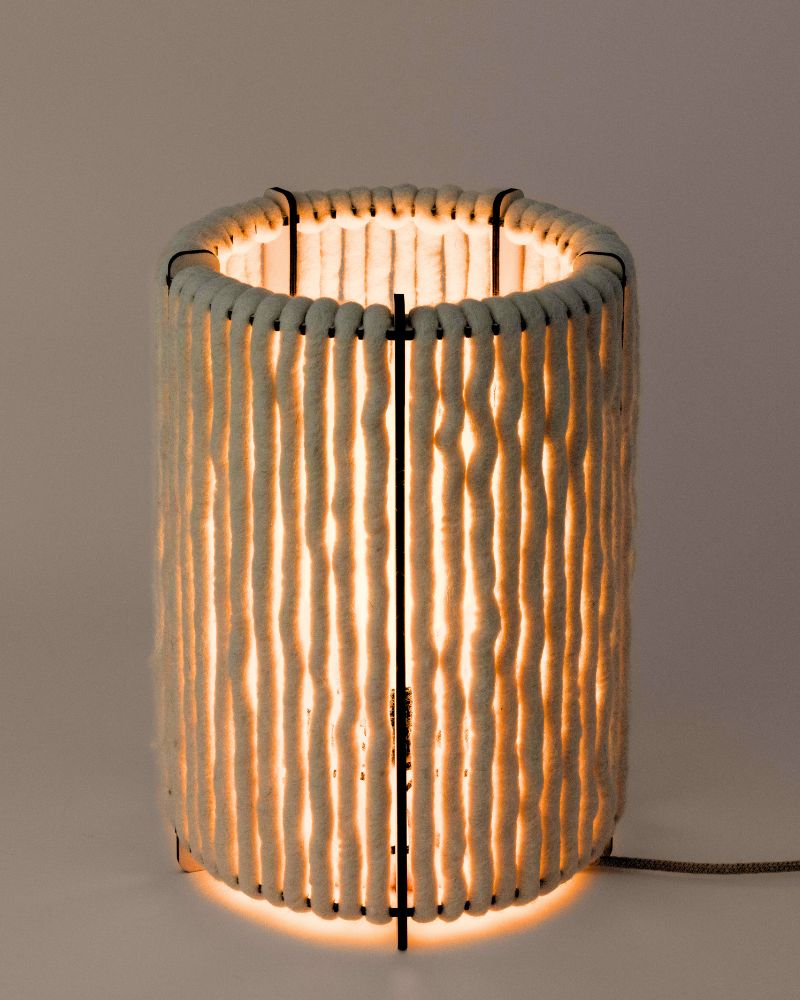 Grande lampe cylindre Nukumori allumée, lumière chaude à travers la laine