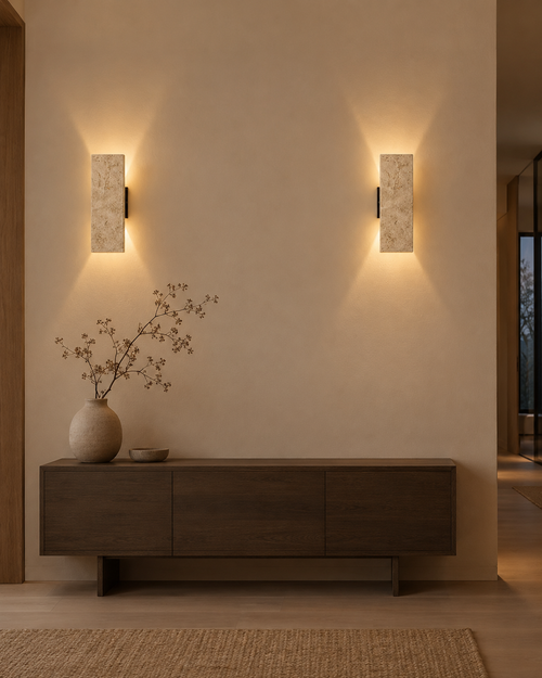Deux appliques plaque Ishi en travertin allumées de part et d'autre d'une console en bois foncé