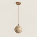 Suspension boule Ishi en travertin, éteinte, rosace et tige en bois, sur fond clair