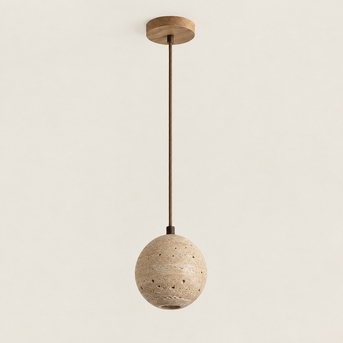 Suspension boule Ishi en travertin, éteinte, rosace et tige en bois, sur fond clair
