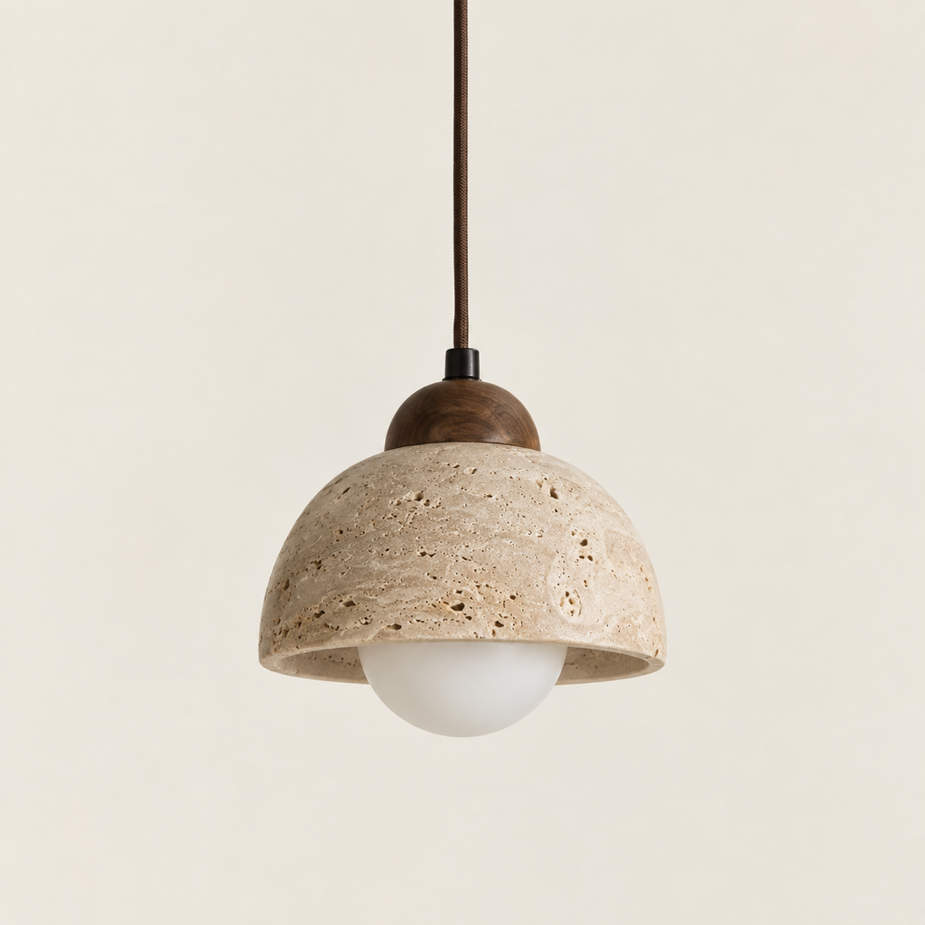 Suspension dôme Ishi en travertin avec coiffe en bois et ampoule globe, éteinte, sur fond clair