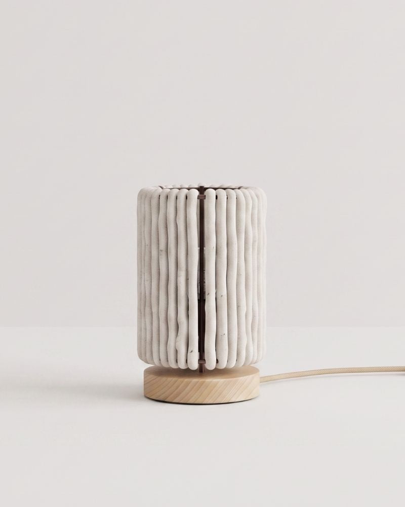 Lampe cylindre Nukumori en laine blanche sur pied en bois, éteinte, sur fond clair