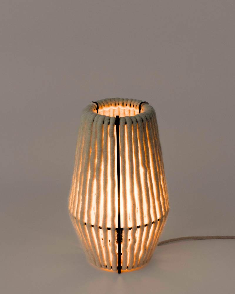 Lampe de table conique Nukumori allumée, lumière chaude à travers la laine